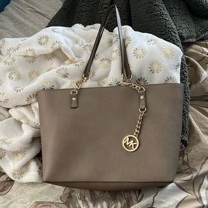 Like new Michael kors bag. Used a handful of times. Great condition